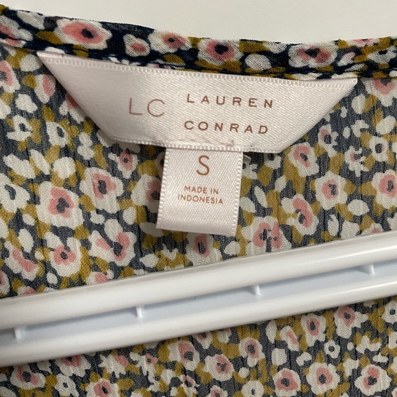 Lauren Conrad sheer blouse with floral design Size S - Picture 3 of 6